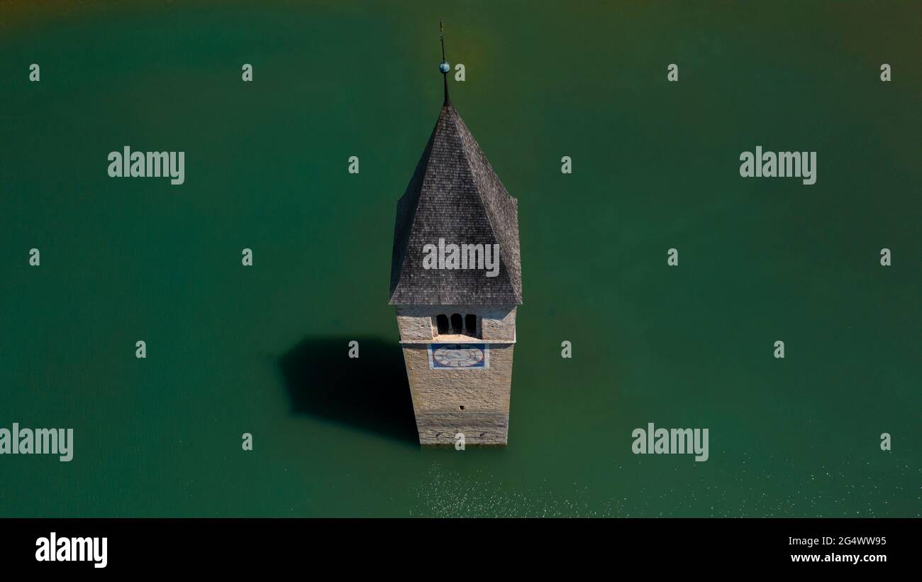 Le clocher de l'église submergée de Curon, lac Resia, province de Bolzano, Tyrol du Sud, Italie. Banque D'Images