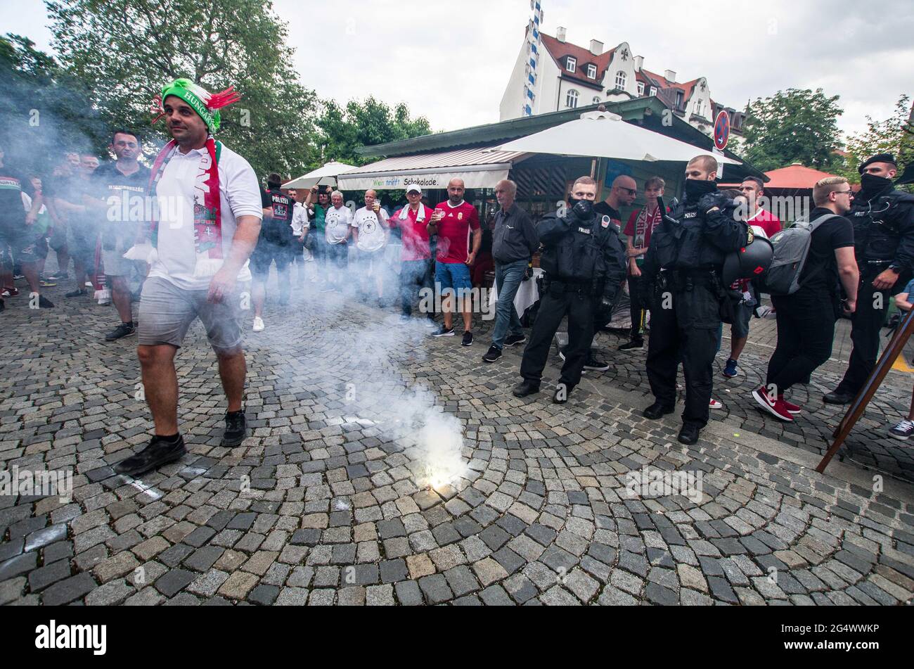 Munich, Bavière, Allemagne. 23 juin 2021. L'ultra-nationaliste, Le groupe de hooligan néonazi ''Brigade carpathe'''' s'est mobilisé à Munich le jour des Championnats d'Europe de football, lorsque le stade Allianz devait être éclairé par les couleurs de l'arc-en-ciel. Les experts de la sécurité voient cette foule problématique souvent vêtue de noir comme un groupe paramilitaire qui souhaiterait restaurer les frontières De ''la Grande Hongrie'' plutôt que de simples hooligans aa. La police de Munich a déclaré qu'environ 2000 personnes étaient attendues, dont 200 étaient considérées comme particulièrement dangereuses, selon leurs exhanges avec les services de sécurité. TH Banque D'Images