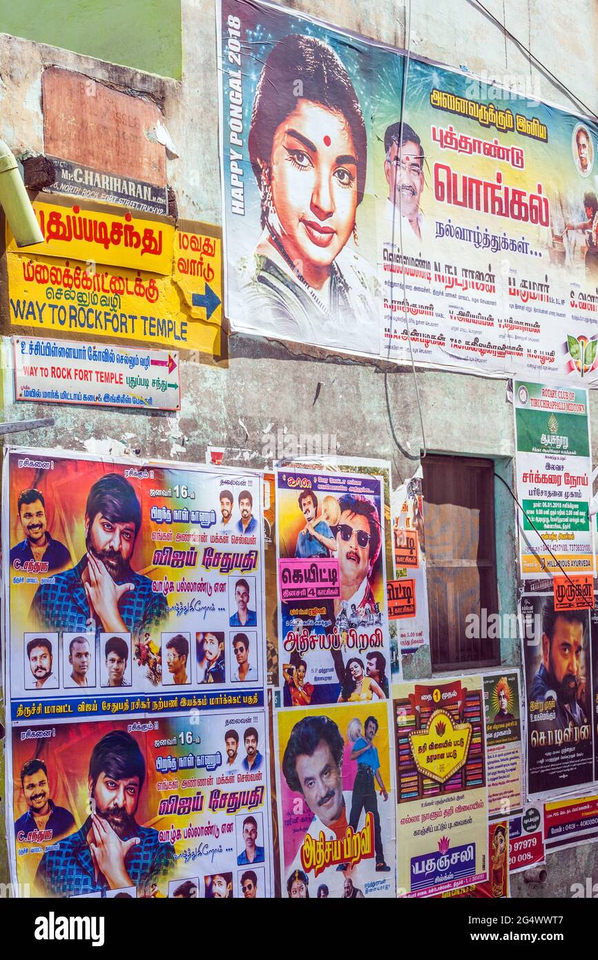 Bollywood film des affiches de film sur le mur sur la route du temple Rockfort, Trichy, Tamil Nadu, Inde Banque D'Images