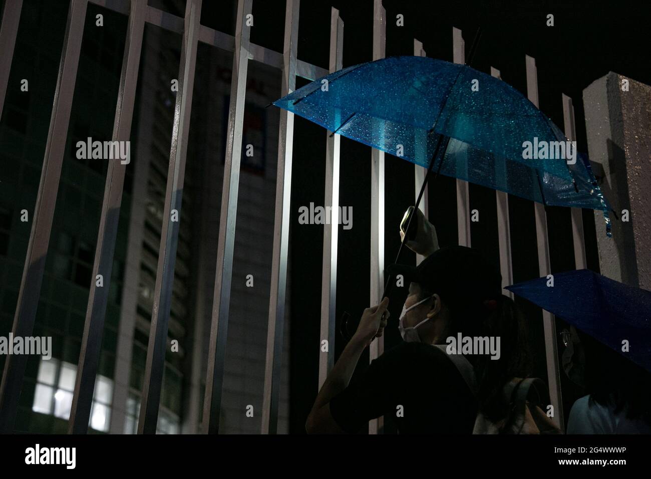 Hong Kong, Chine. 24 juin 2021. Partisan du journal vu à la porte de l'entreprise.le plus grand journal pro-démocratie de Hong Kong, Apple Daily, est en train de fermer après l'impression de son édition finale le 25/6/2021 et il soulève une énorme préoccupation sur la liberté de la presse à Hong Kong. La police de la sécurité nationale a fait des descentes dans ses bureaux, gelé ses actifs et ses comptes, paralysant la société et l'obligeant à se faire disparaître. Crédit : SOPA Images Limited/Alamy Live News Banque D'Images