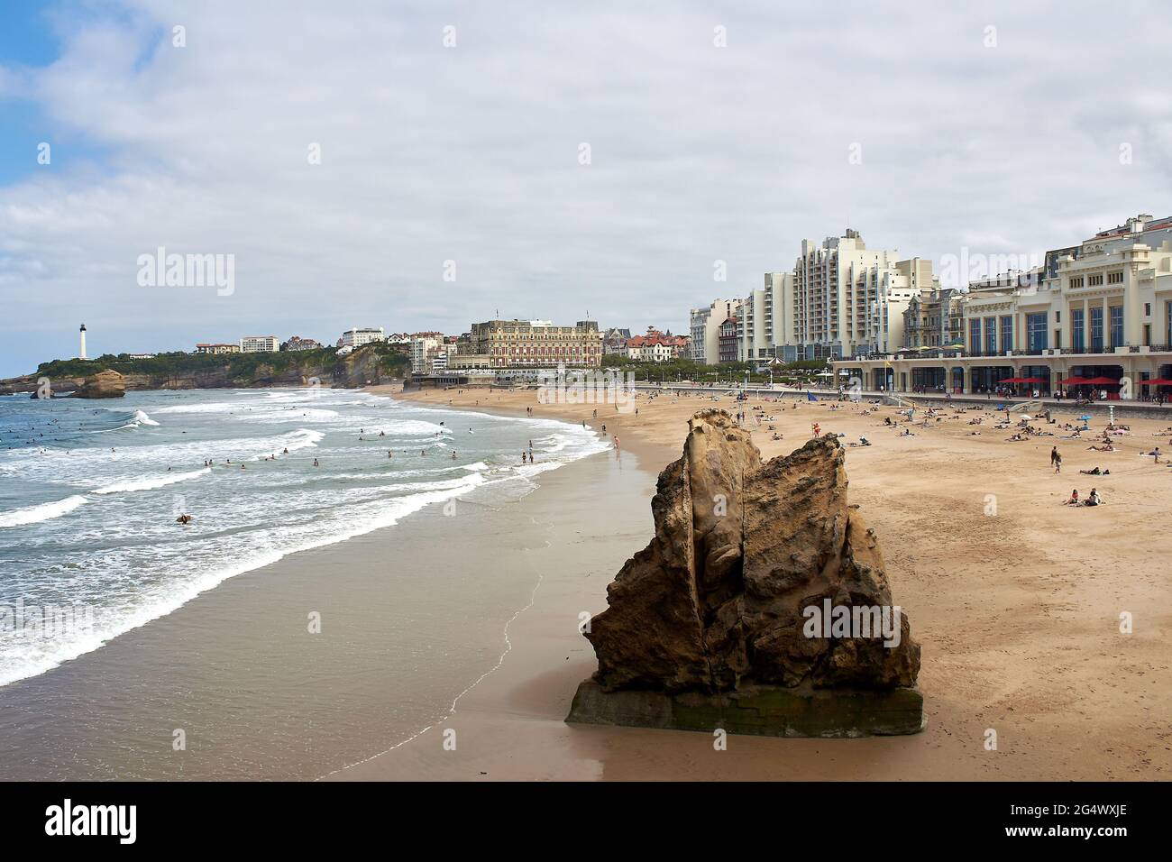 Belle vue sur une plage de sable à Biarritz, France avec une pierre en premier plan Banque D'Images