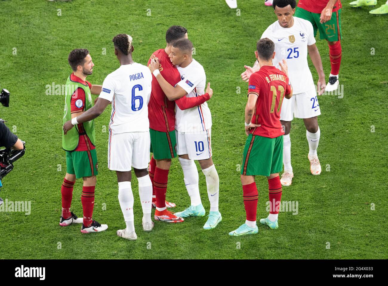 Cristiano Ronaldo Portugal Et Kylian Mbappe France A La Fin Du Match De Championnat F De L Uefa Euro Entre La France Et Le Portugal A L Arene De Puskas Le 23 Juin