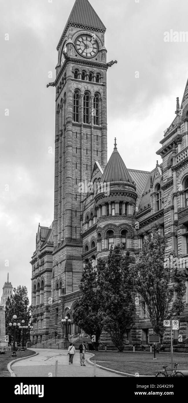 Le vieil hôtel de ville de Toronto par temps nuageux, le monument historique possède une tour d'horloge distinctive et a été désigné lieu historique national du Canada en 19 Banque D'Images