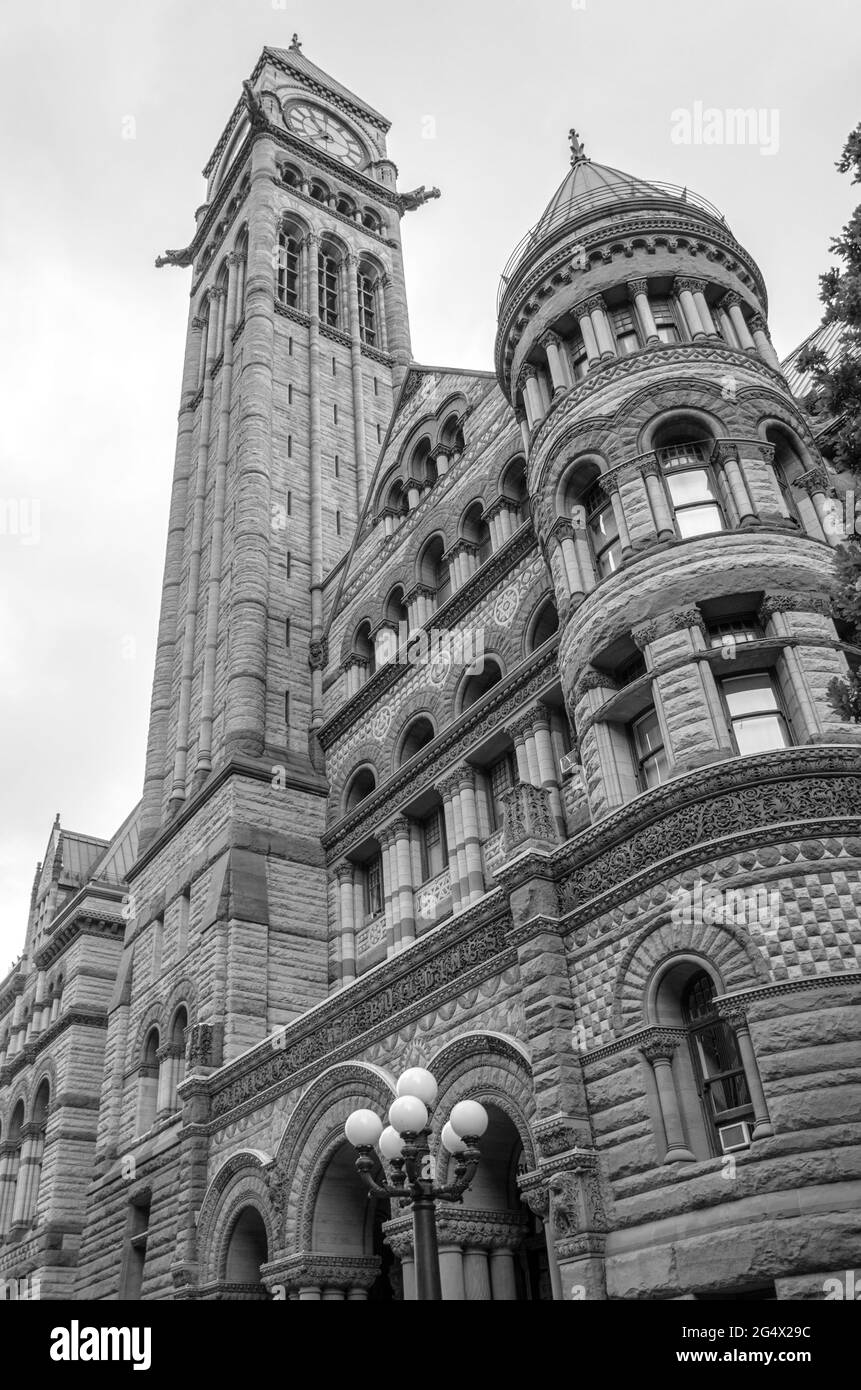 Le vieil hôtel de ville de Toronto par temps nuageux, le monument historique possède une tour d'horloge distinctive et a été désigné lieu historique national du Canada en 19 Banque D'Images