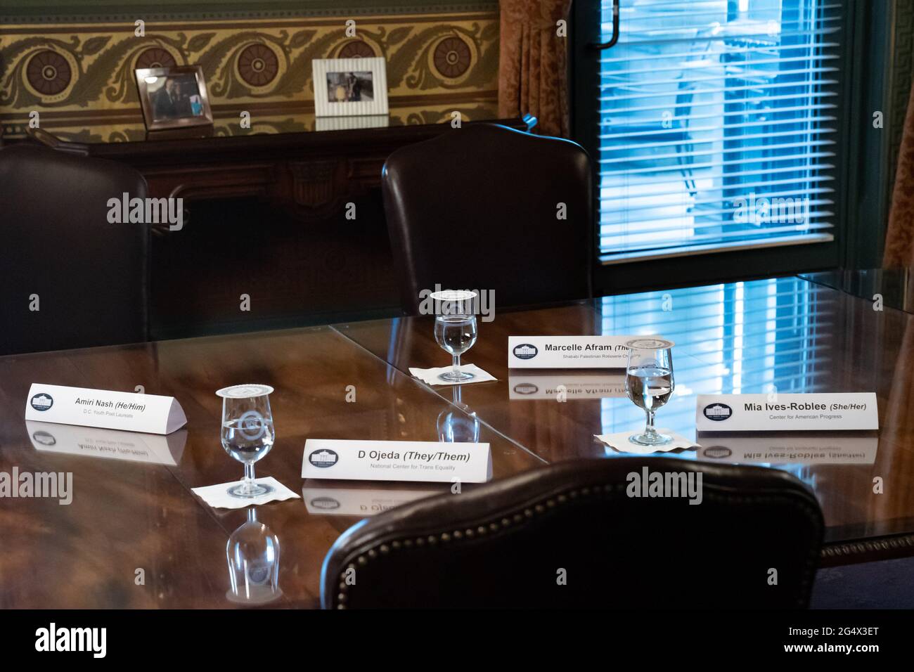 Les noms avec les invités les pronoms énumérés sont vus avant une réunion avec le vice-président des États-Unis Kamala Harris pour une table ronde marquant le mois de la fierté LGBTQ dans le bureau du vice-président de l'immeuble Eisenhower Executive Office à Washington, États-Unis, le 23 juin 2021 à Washington DC.Credit: Ken Cedeno/Pool via CNP /MediaPunch Banque D'Images