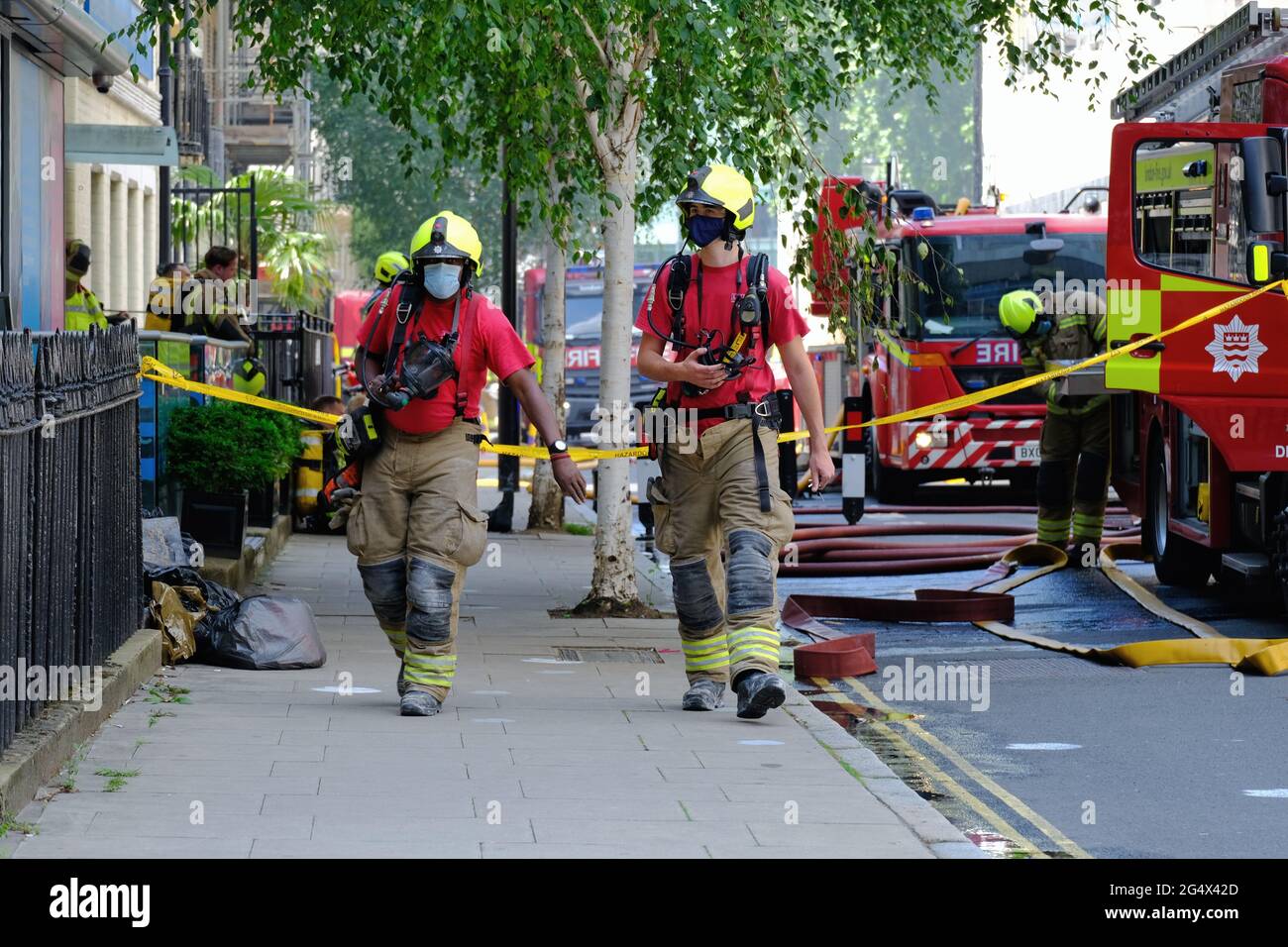 Les pompiers quittent la zone de cordonation à l'extérieur du pub Lore of the Land de Fitzrovia, propriété du réalisateur Guy Ritchie. Banque D'Images