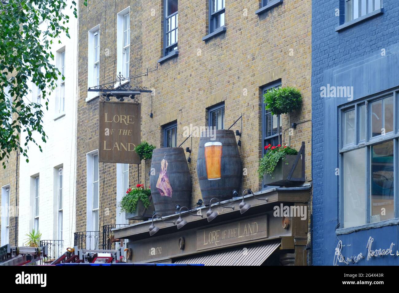 Signalisation et décoration de tonneau à l'extérieur du pub Lore of the Land, propriété du réalisateur Guy Ritchie. Le pub a subi une grave flambée le 23 juin Banque D'Images