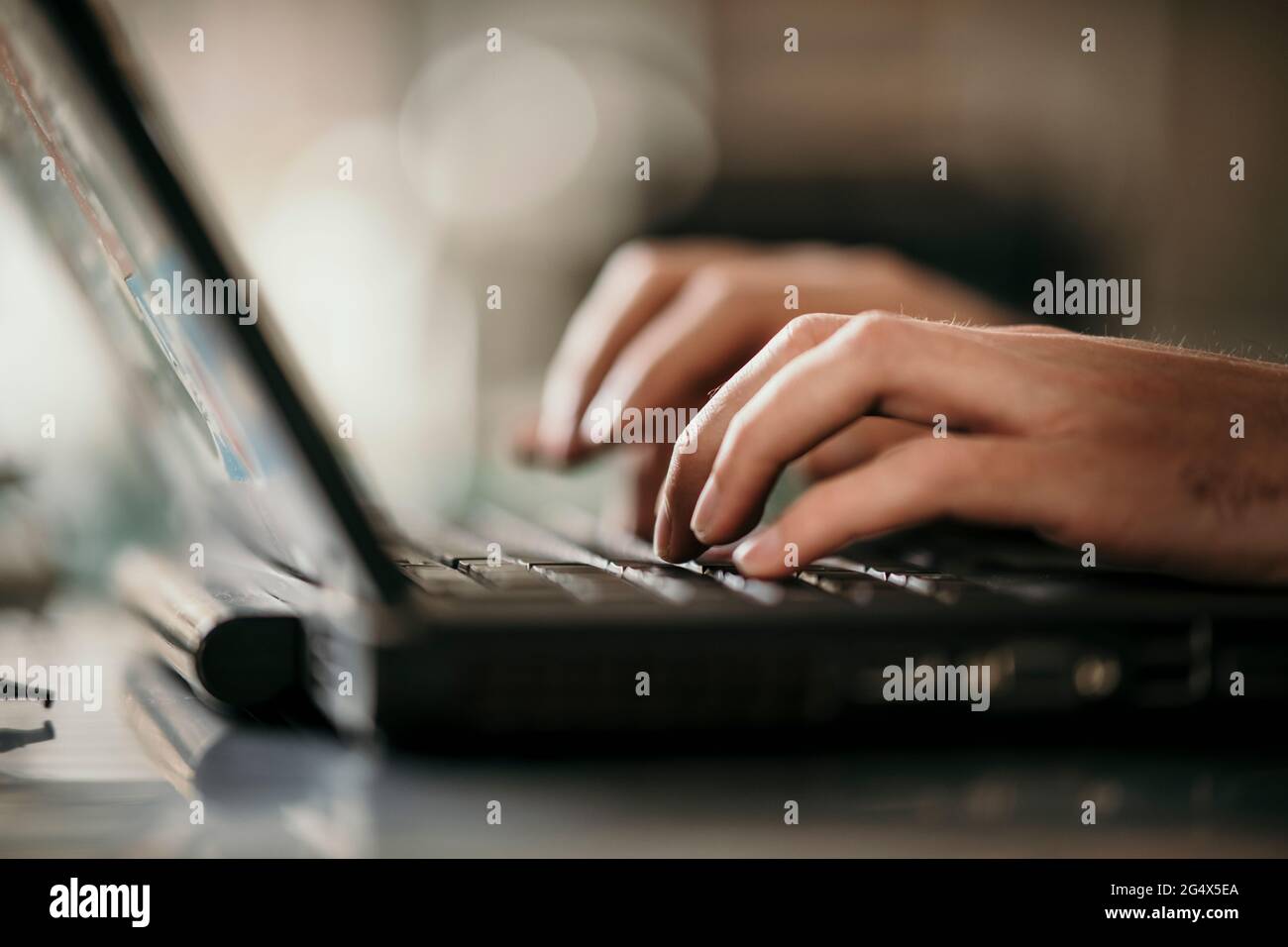 Homme d'affaires tapant à l'aide d'un ordinateur portable au bureau à domicile Banque D'Images
