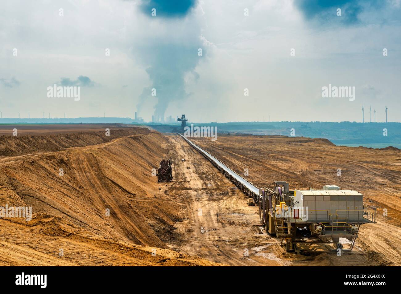 Allemagne, Rhénanie-du-Nord-Westphalie, long tapis transporteur à la mine de surface de Garzweiler Banque D'Images