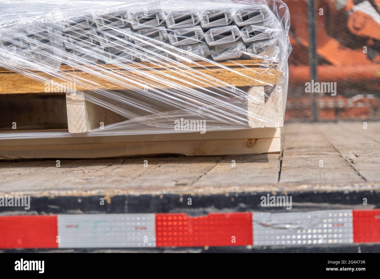 Matériaux de toiture de solin métallique sur la caisse du camion pour livraison Banque D'Images