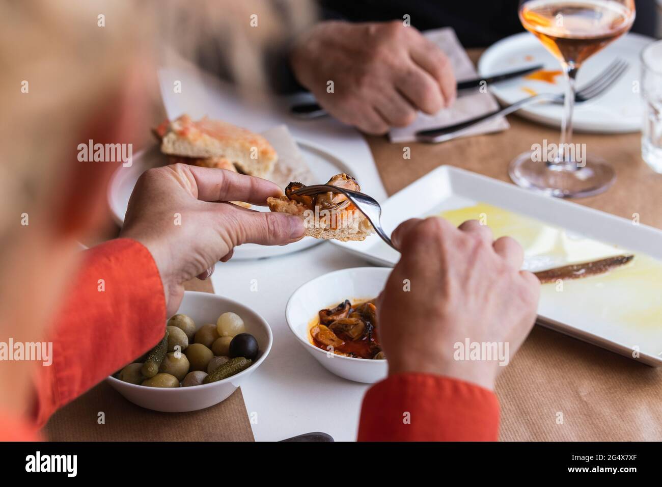 Amis hommes et femmes ayant de la nourriture au restaurant Banque D'Images
