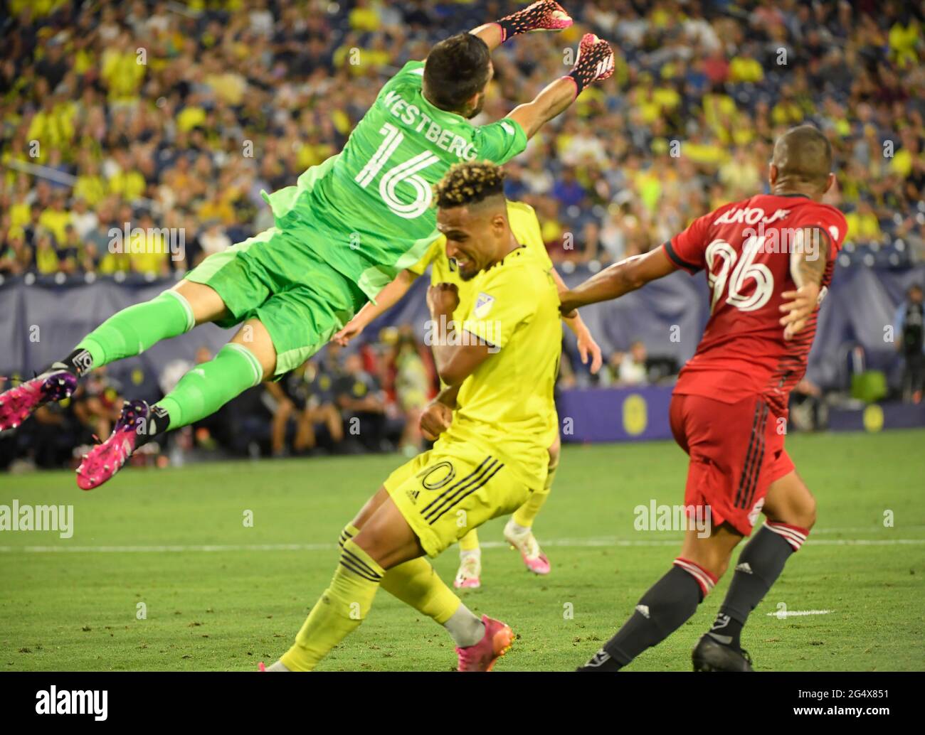 Nashville, États-Unis. 23 juin 2021 : le gardien de but du FC Toronto Quentin Westberg (16) bloque le ballon alors que le milieu de terrain de Nashville SC Hany Mukhtar (10) attaque pendant la deuxième moitié d'un match de MLS entre Toronto CF et le SC de Nashville au Nissan Stadium de Nashville TN Steve Roberts/CSM crédit: CAL Sport Media/Alay Live News Banque D'Images