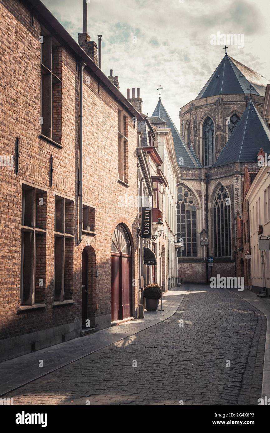Belgique, Flandre Occidentale, Bruges, allée Cobblestone avec la cathédrale Saint-Salvators en arrière-plan Banque D'Images