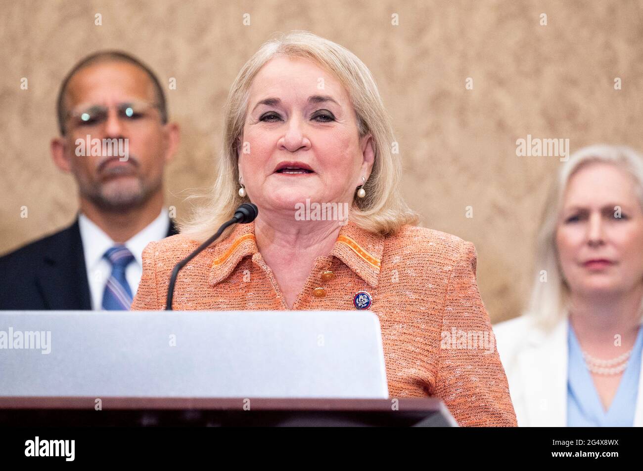 Washington, DC, États-Unis. 23 juin 2021. 23 juin 2021 - Washington, DC, États-Unis: SYLVIA GARCIA (D-TX) Représentante des États-Unis lors d'une conférence de presse pour présenter la Loi sur l'amélioration de la justice militaire et l'augmentation de la prévention. Crédit : Michael Brochstein/ZUMA Wire/Alay Live News Banque D'Images