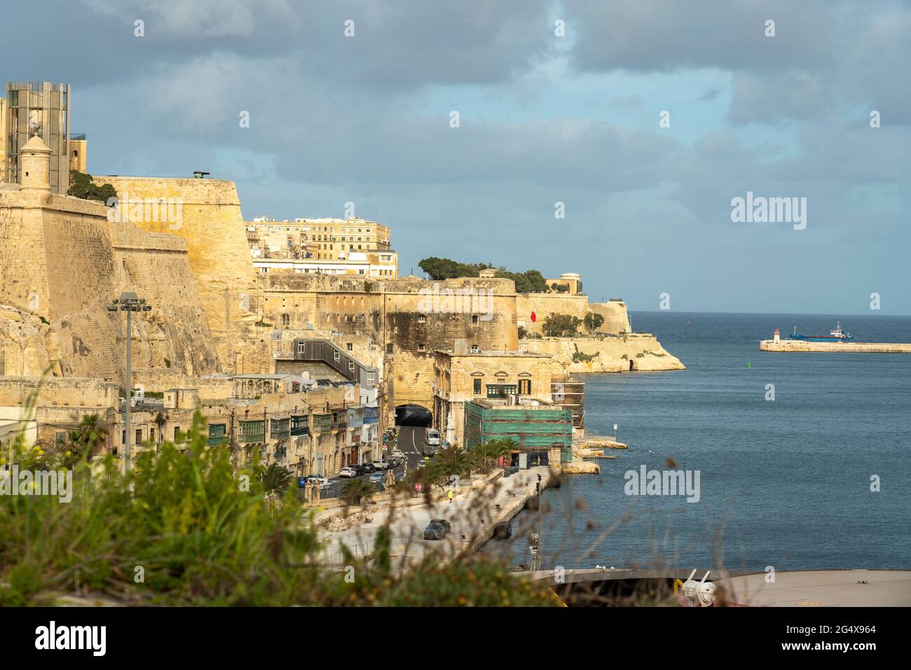 Malte, région du Sud-est, la Valette, vue sur la mer Méditerranée et les murs fortifiés de la ville historique Banque D'Images