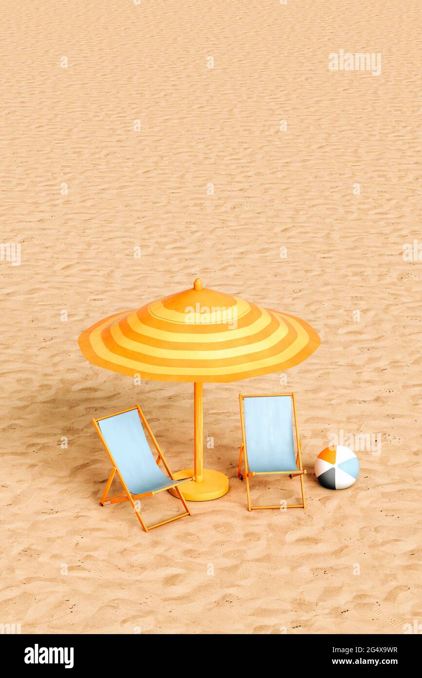 Parasol, deux chaises longues vides et ballon de plage sur une plage de sable Banque D'Images