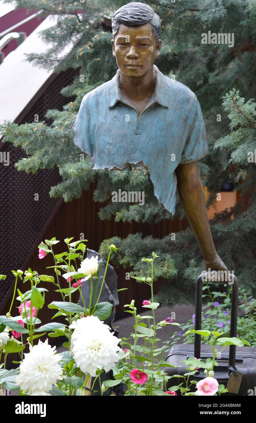 Sculpture de touristes tirant des bagages dans Garden by the Bay, Singapour Banque D'Images