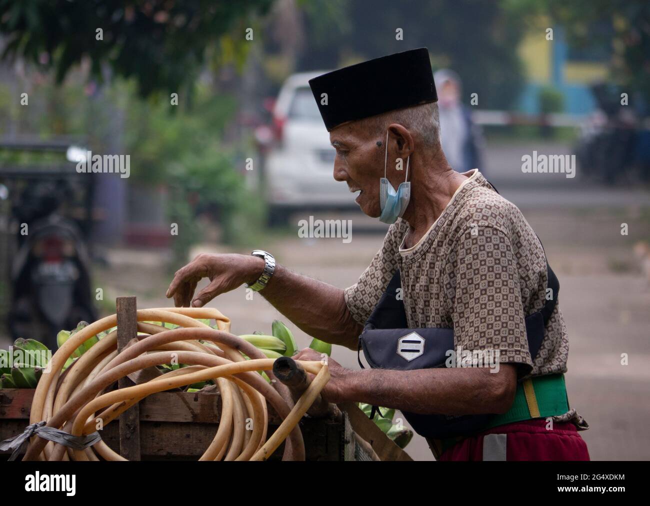 un vendeur de bananes colporter ses marchandises avec un chariot Banque D'Images