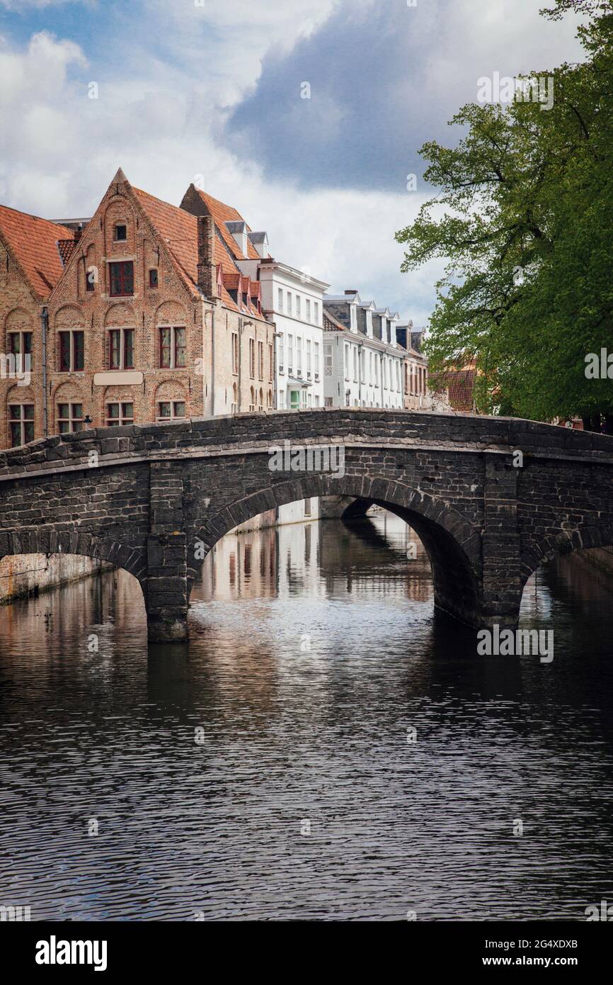 Belgique, Flandre Occidentale, Bruges,Â AugustijnenbrugÂ aring sur le canal AugustijnenreiÂ Banque D'Images