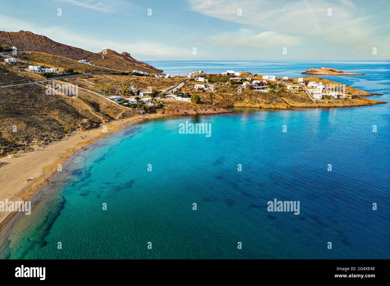 Eau turquoise sur la plage d'Agios Sostis à Mykonos, Grèce Banque D'Images