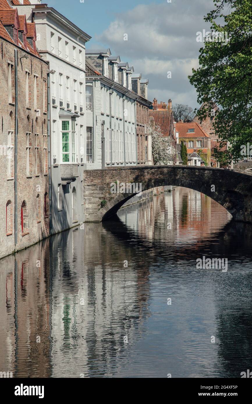 Belgique, Flandre Occidentale, Bruges, pont d'arche médiéval qui s'étend sur le canal de la ville Banque D'Images