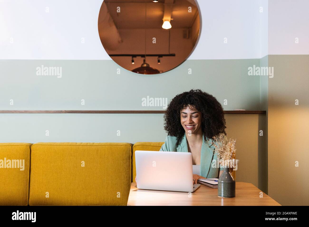 Employée indépendante utilisant un ordinateur portable dans le restaurant Banque D'Images