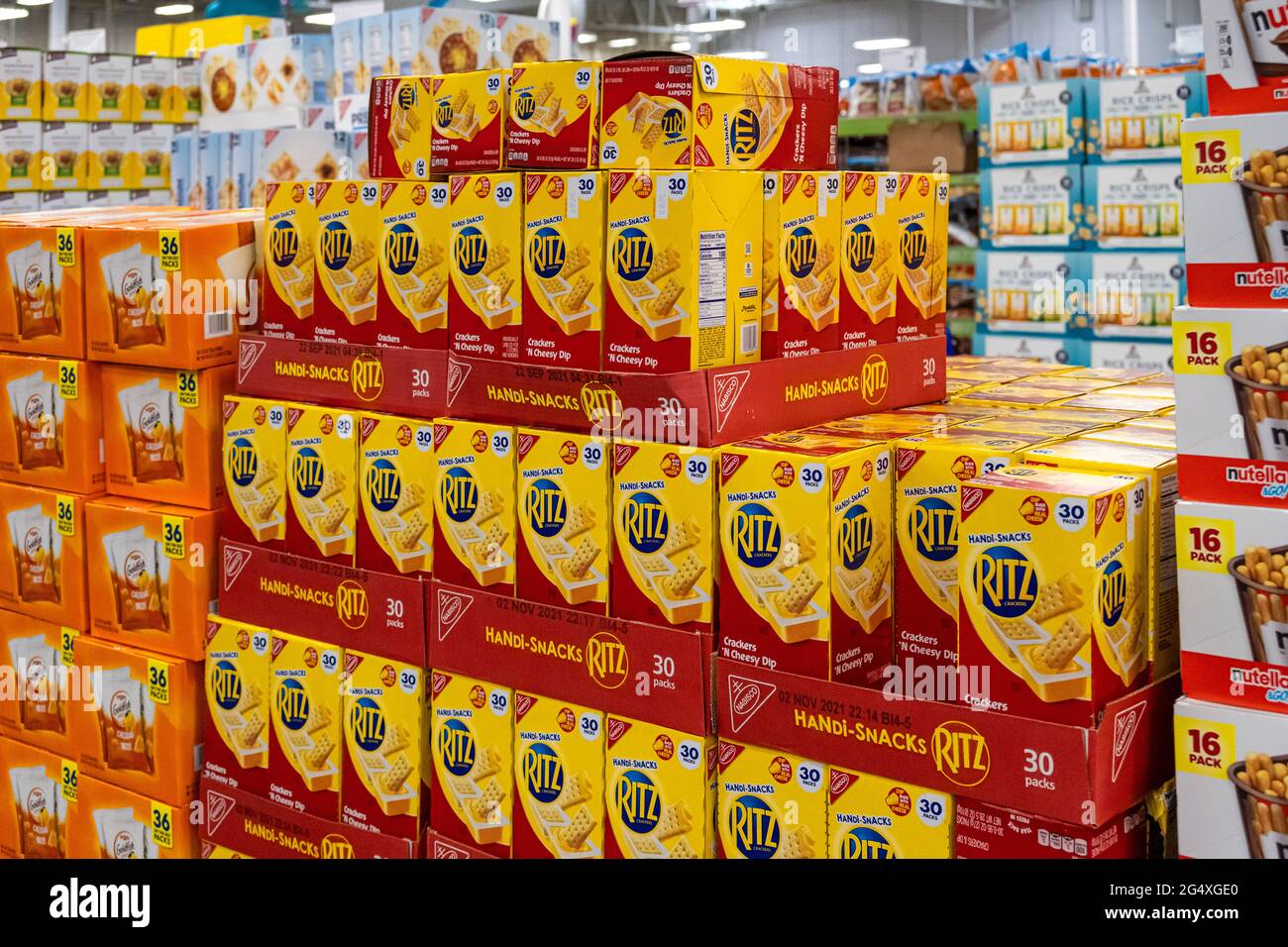 Boîtes empilées d'articles d'épicerie dans le magasin d'entrepôt d'adhésion Sam's Club à Snellville (Metro Atlanta), en Géorgie. (ÉTATS-UNIS) Banque D'Images