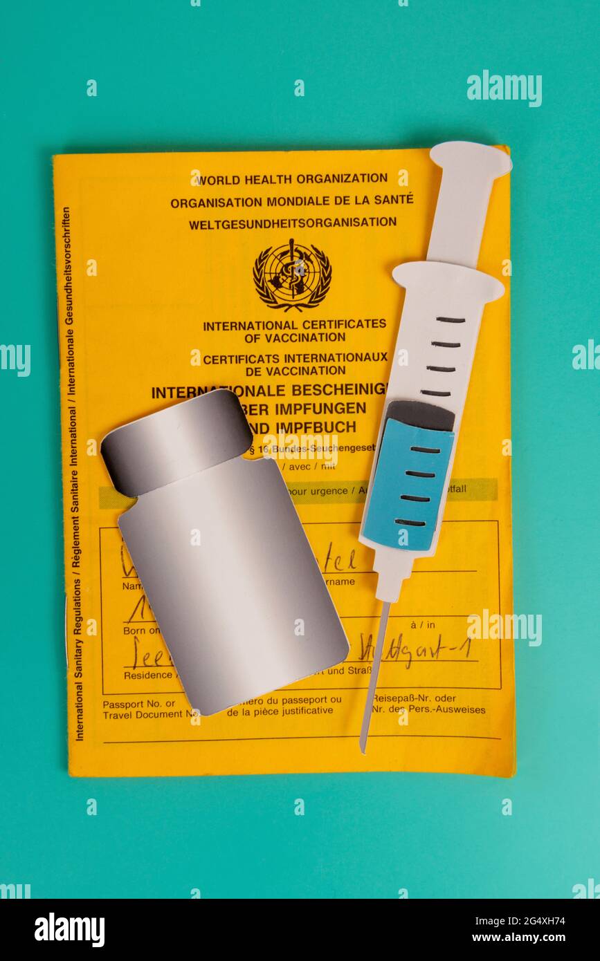 Certificat de vaccination et découpes de papier 2D de seringue remplie et de flacon de vaccin Banque D'Images