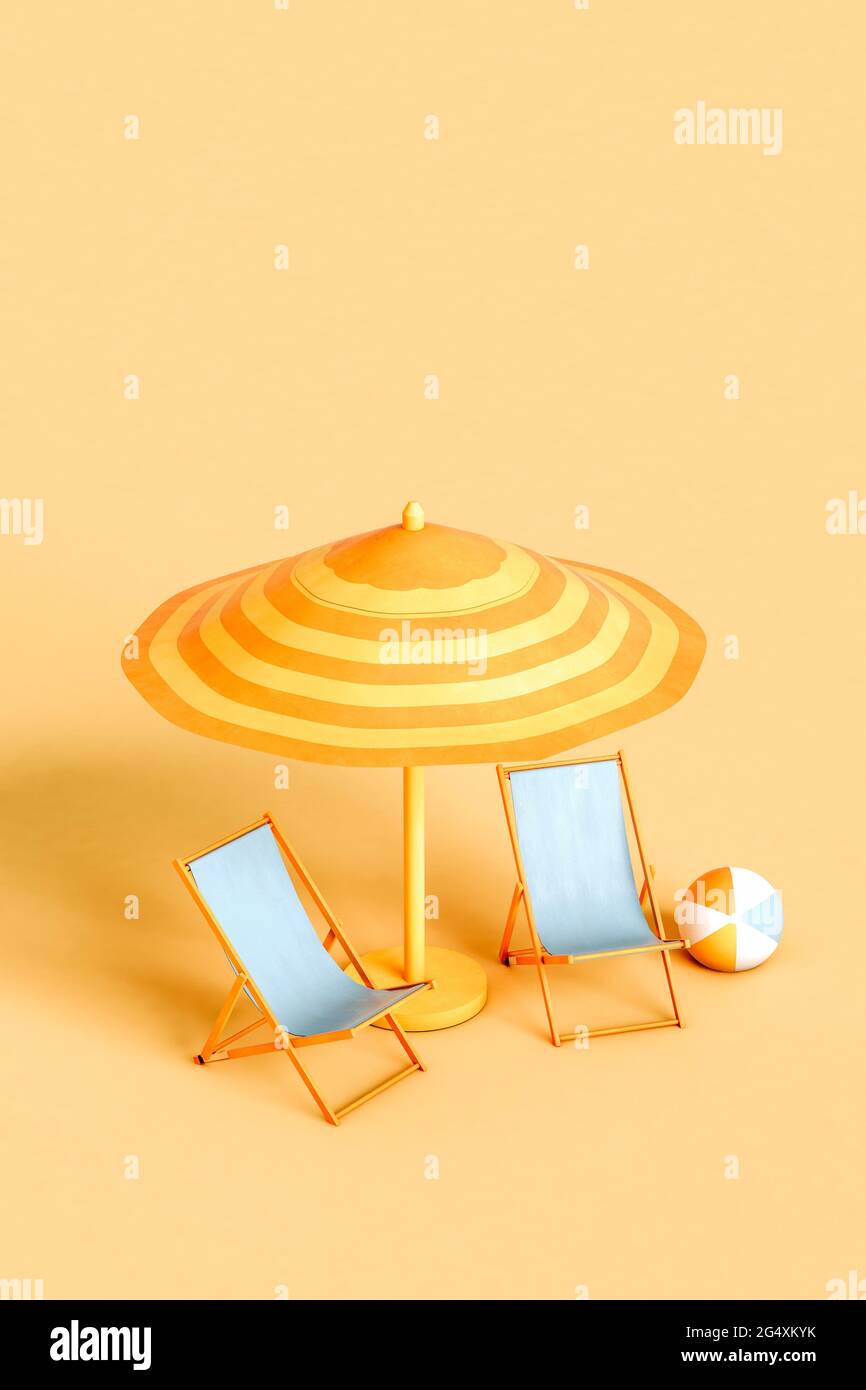 Studio avec parasol, deux chaises longues vides et ballon de plage Banque D'Images