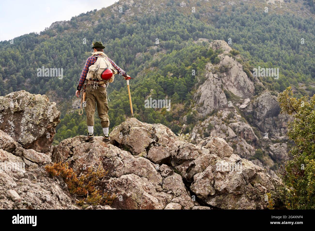 Homme de montagne adulte de taille moyenne regardant la vue tout en étant debout sur la montagne Banque D'Images