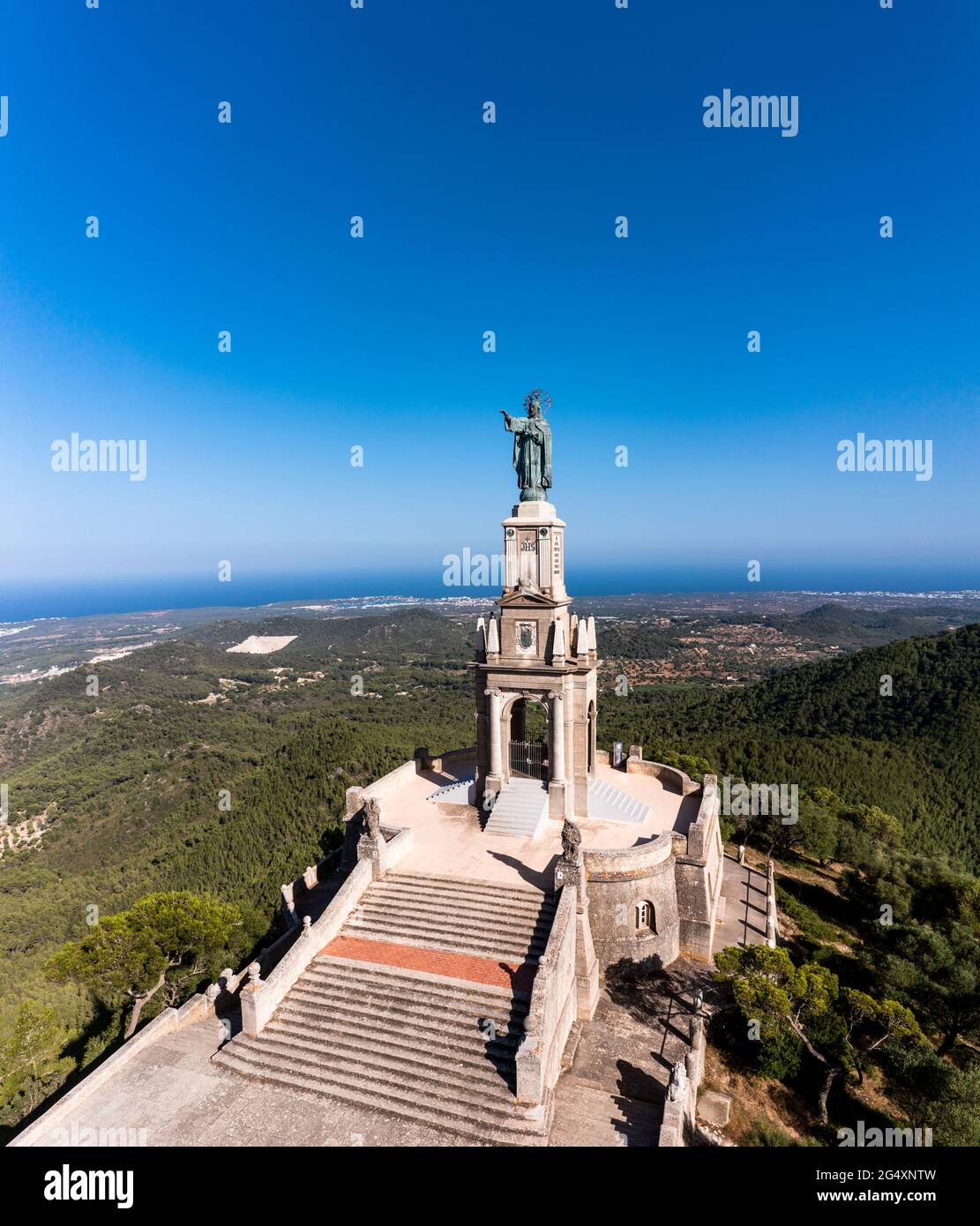 Espagne, Iles Baléares, vue en hélicoptère du monument à Jésus Christ au Sanctuaire de Sant Salvador Banque D'Images