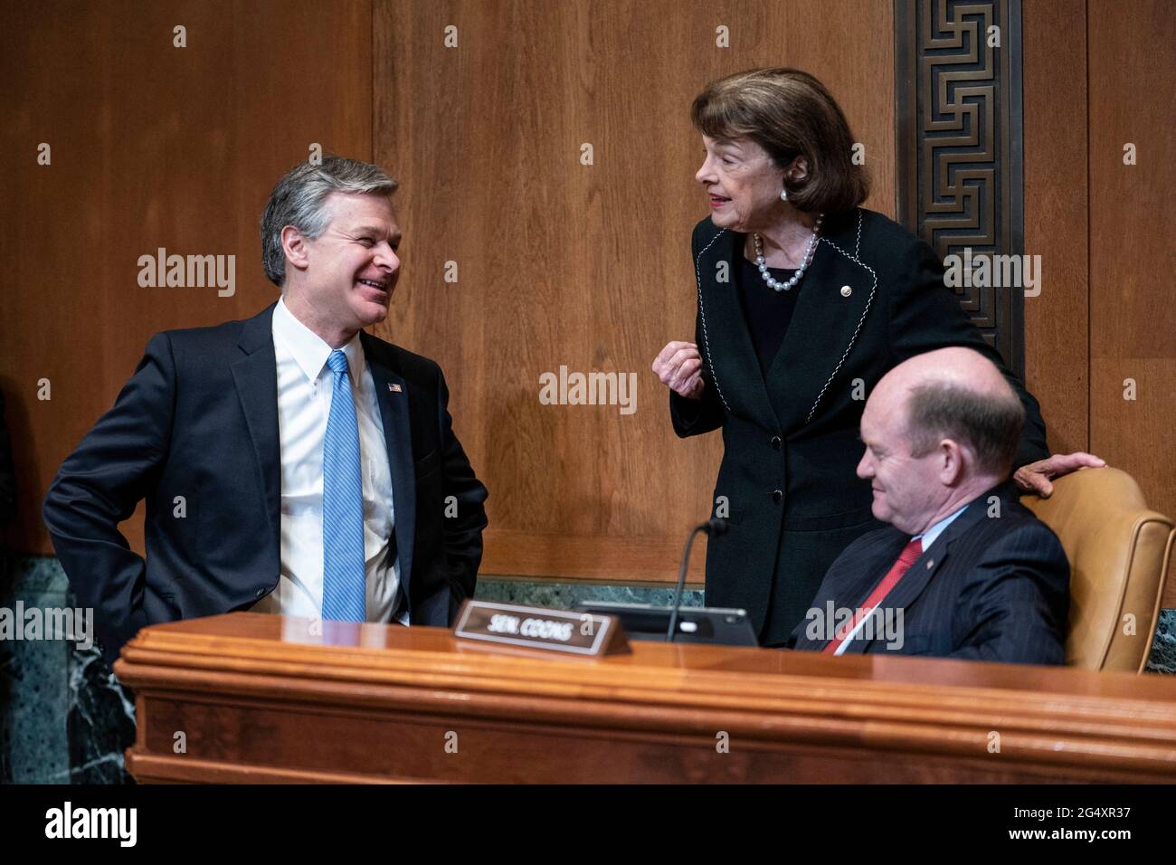 Le directeur du FBI, Christopher Wray, s'entretient avec les sénateurs Dianne Feinstein, D-CA, et Chris Coons, D-DE, avant son témoignage devant le sous-comité des crédits du Sénat sur le commerce, la justice, la science et les organismes connexes à Capitol Hill, à Washington, DC, États-Unis, le mercredi 23 juin 2021. Le directeur Wray répondra aux questions concernant le budget de l'exercice 2021 du Bureau fédéral d'enquête. Photo de Sarah Silbiger/Pool/ABACAPRESS.COM Banque D'Images