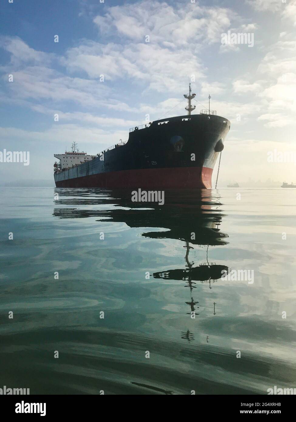 Navire de fret navire de cargaison à l'ancre dans la rive Banque D'Images