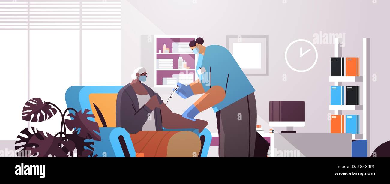 médecin en masque vaccinant un ancien patient praticien qui injecte à une femme âgée lutte contre la vaccination contre le coronavirus Illustration de Vecteur