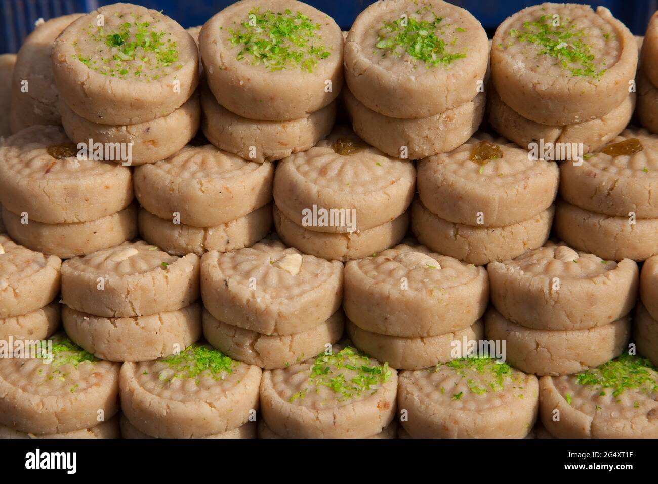 Bonbons traditionnels indiens à base de lait, dodoodh peda, à vendre à Orcha. Banque D'Images
