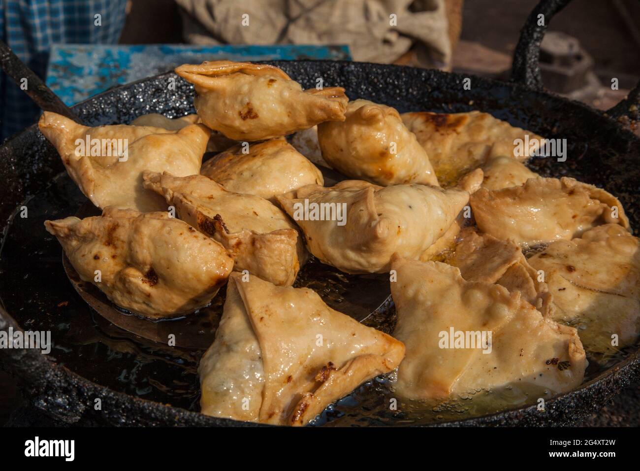 Samosas friture dans l'huile à l'aide d'un karahi traditionnel dans un stand de vendeurs de rue à Orcha, Madhya Pradesh, Inde Banque D'Images