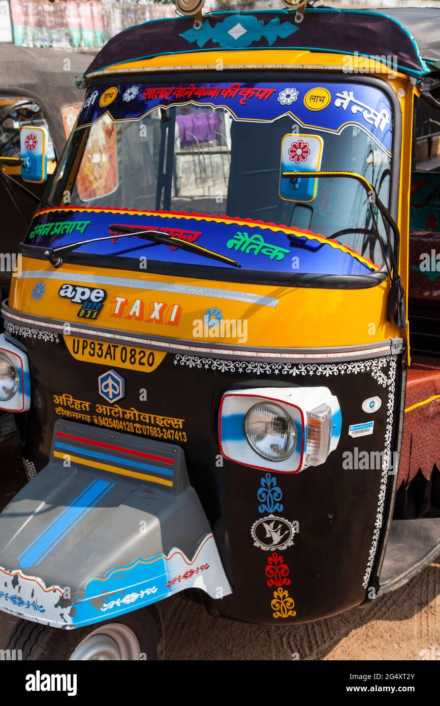 Classique, vive peint autorickshaw indien à Orcha, Madhya Pradesh, Inde. Banque D'Images
