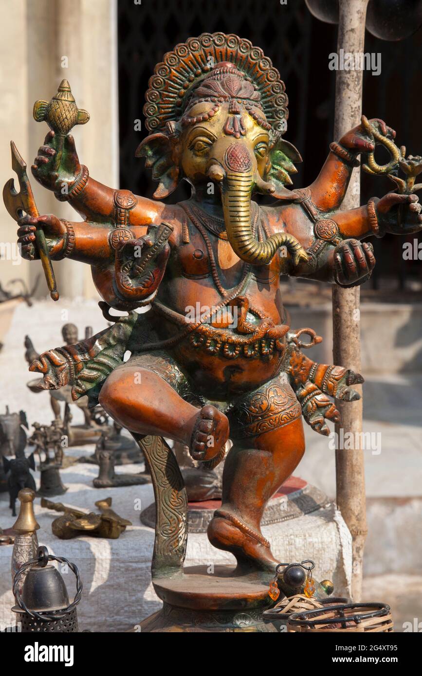 Statue d'un Ganesh dansant à vendre dans un marché de rue à Orcha, Madhya Pradesh. Banque D'Images