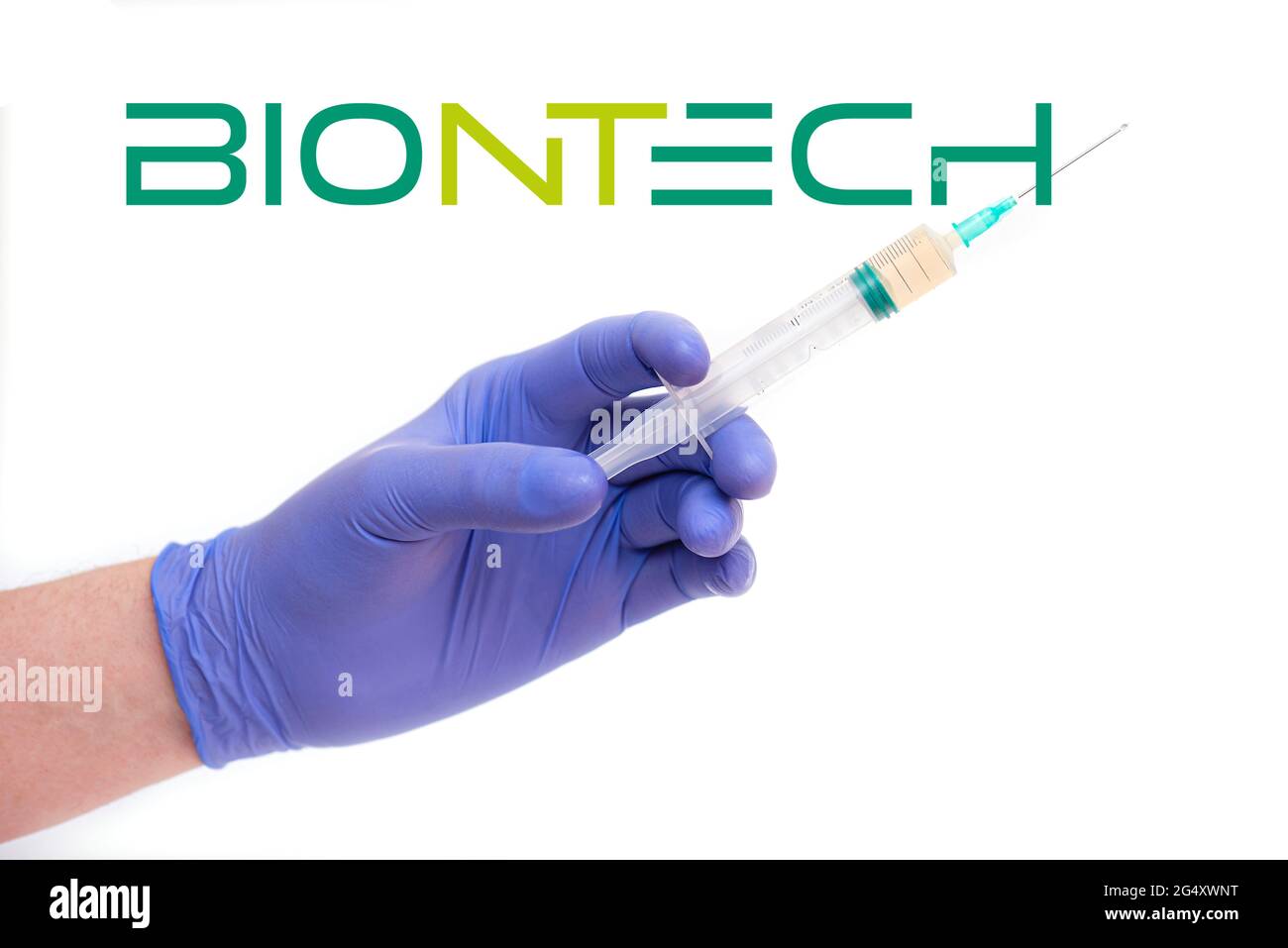 BERLIN - JUIN 23 : logotype BioNTech et un médecin tenant une seringue avec aiguille, vaccin isolé sur blanc à Berlin, juin 23, 2021 en Allemagne Banque D'Images