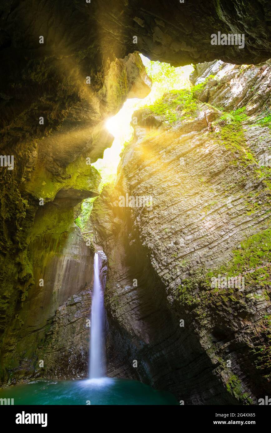 Vue incroyable sur la cascade de kozjak dans le parc national de Triglav Slovénie. Le nom slovène est Slap Kozjak. C'est une chute unique ce qui est dans une grotte ne Banque D'Images
