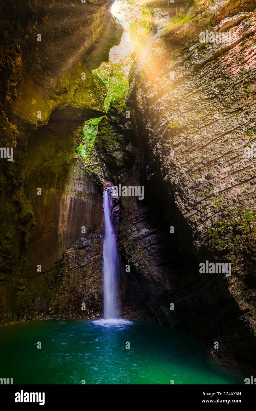 Vue incroyable sur la cascade de kozjak dans le parc national de Triglav Slovénie. Le nom slovène est Slap Kozjak. C'est une chute unique ce qui est dans une grotte ne Banque D'Images