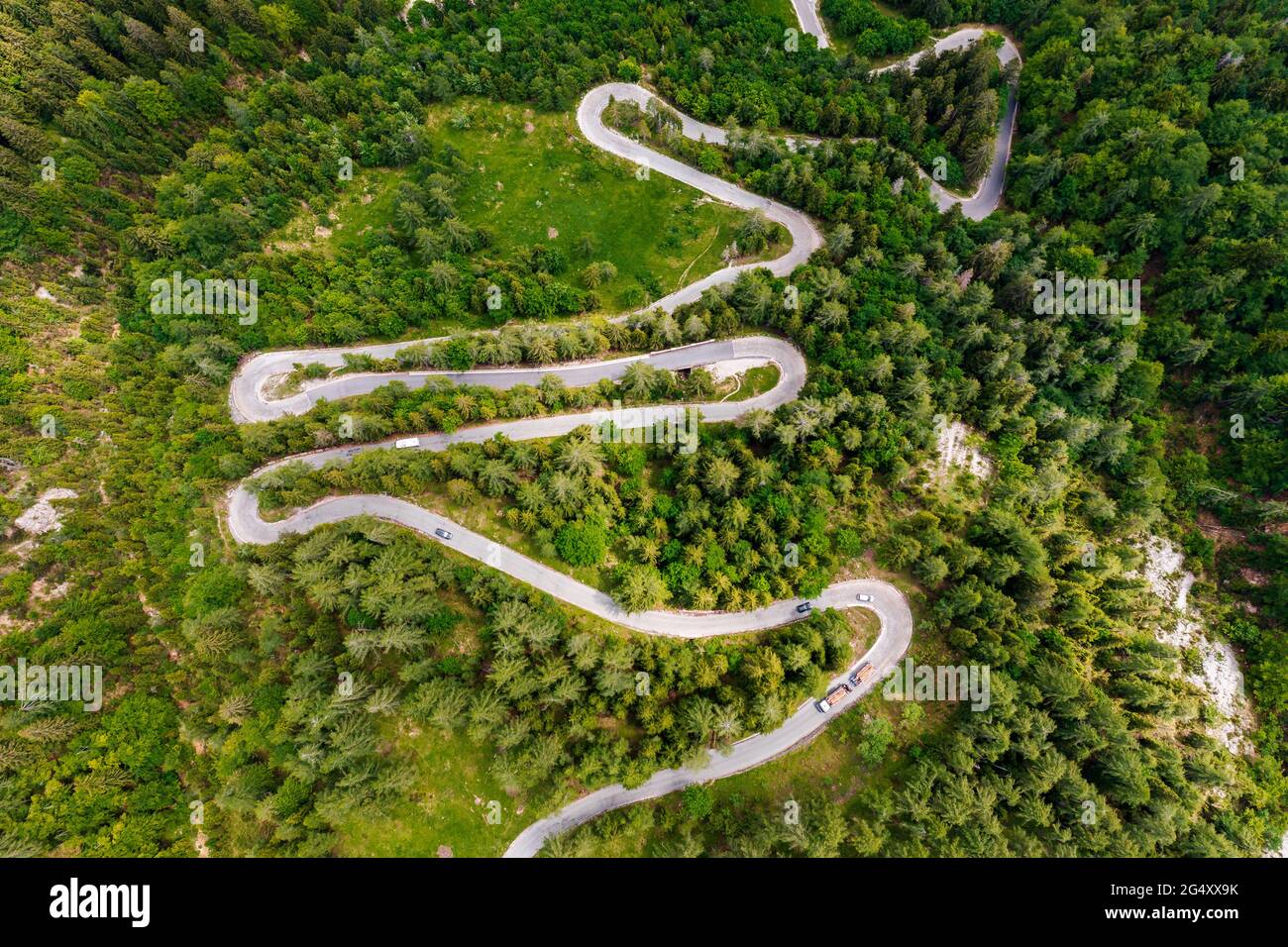 Route sinueuse dans la haute montagne. C'est une partie du parc national de TriglSAV en Slovénie. Banque D'Images