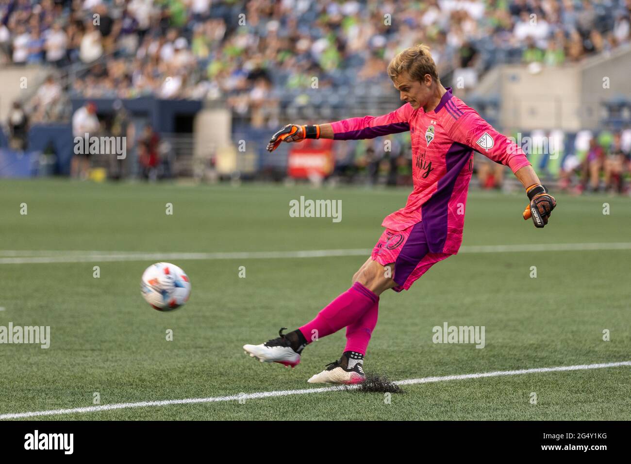 Le gardien de but des sirènes de Seattle Stefan Cleveland (30) lance le ballon sur le terrain pendant la seconde moitié d'un match MLS contre le vrai Lac salé à L Banque D'Images