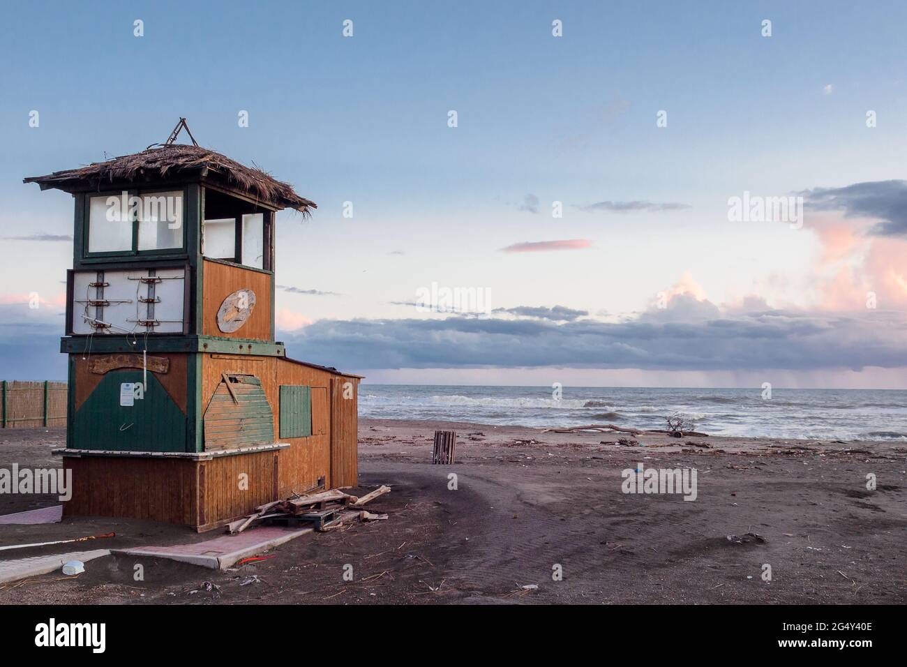 Tour de guet abandonné dans la plage d'Ostia Lido - Rome, Italie Banque D'Images