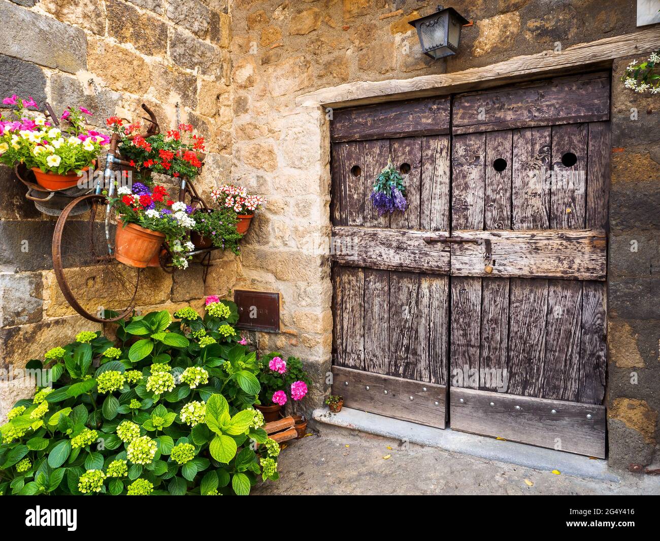 Porte en bois dans une ancienne maison en pierre - Bolsena, Italie Banque D'Images