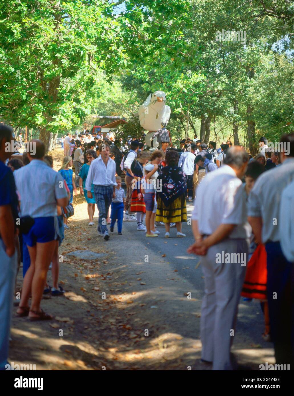 CARROZA CON UNA PALOMA DE LA PAZ - ROMERIA - FIESTA POPULAIRE - FOTO AÑOS 90. LIEU: ROMERIA VIRGEN DE GRACIA AÑOS 90. SAN LORENZO DEL ESCORIAL. MADRID. ESPAGNE. Banque D'Images