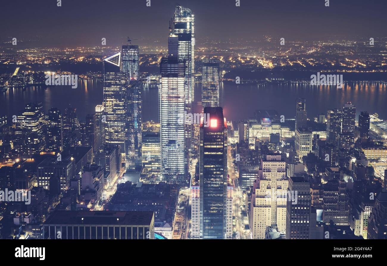 Manhattan ciel voilé la nuit, New York, États-Unis. Banque D'Images