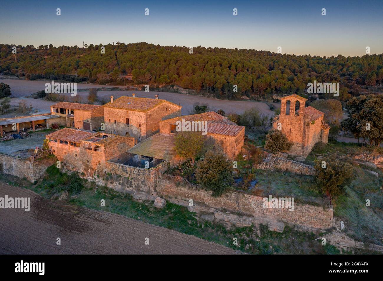 Lever de soleil dans l'ermitage roman des Esglésies, Navàs (Bages, Barcelone, Catalogne, Espagne) ESP: Amanecer en la ermita románica des Esglésies Banque D'Images