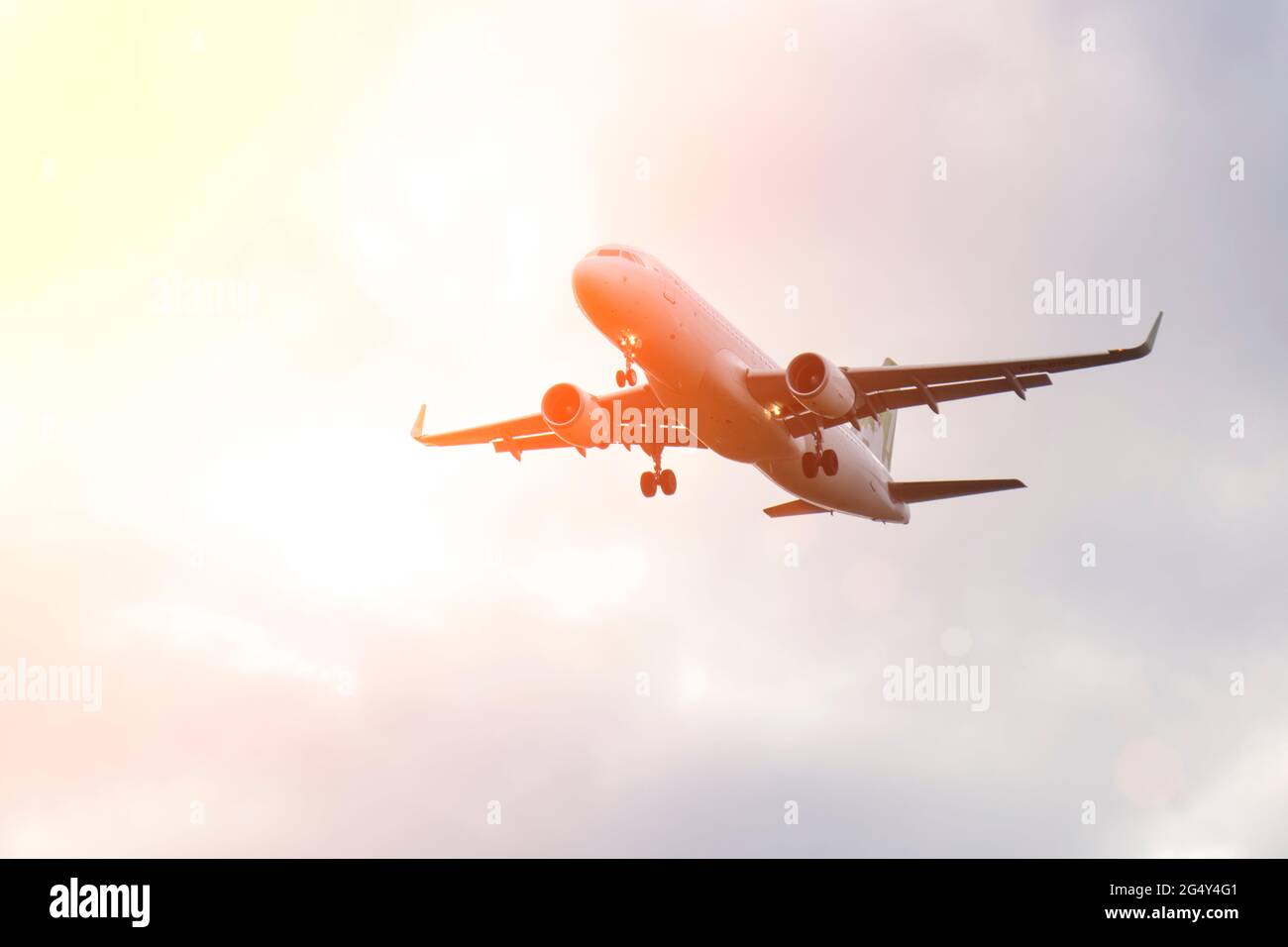 Vol en avion dans le ciel au coucher du soleil. Voyages internationaux par avion et vols, transport de fret. Photo de haute qualité Banque D'Images