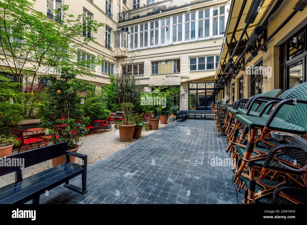 Paris, France - 15 avril 2021 : le restaurant brasserie est fermé en raison de l'épidémie de coronavirus COVID19 à Paris. Bar vide, chaises surélevées, pas de clients. S Banque D'Images